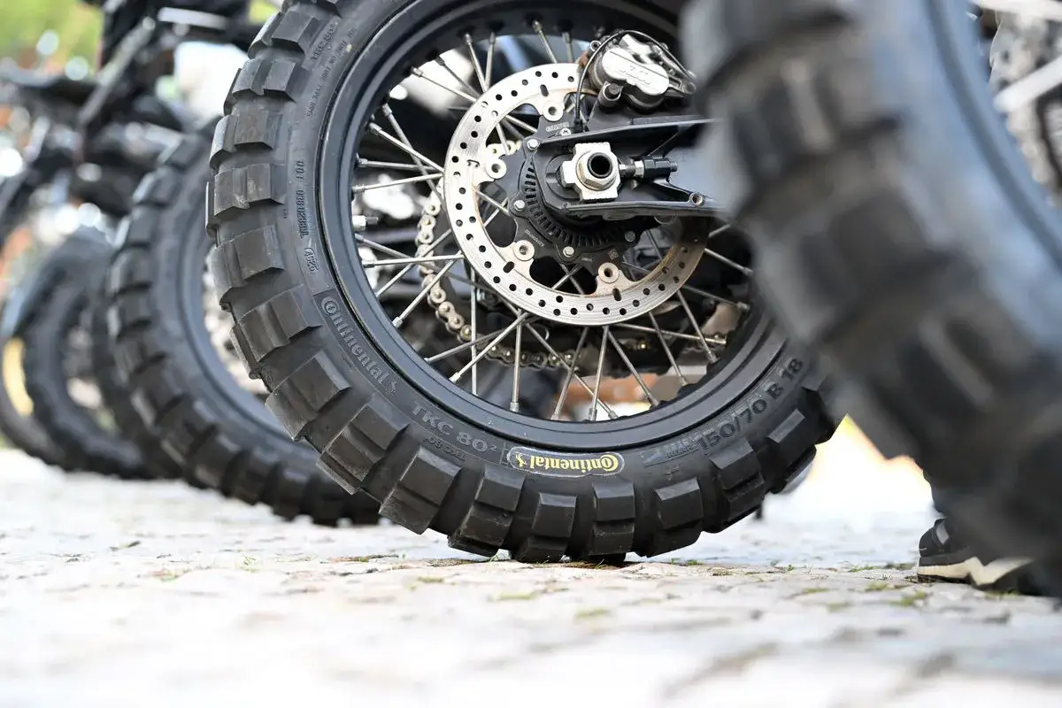 Ruedas de moto con neum&aacute;ticos Continental TKC 80. Opiniones sobre su agarre y durabilidad en caminos dif&iacute;ciles.