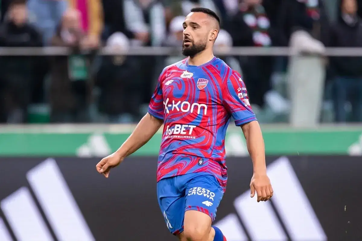 Piłkarz Rakowa Częstochowa w barwach klubowych, gotowy do gry przeciwko Cracovii.