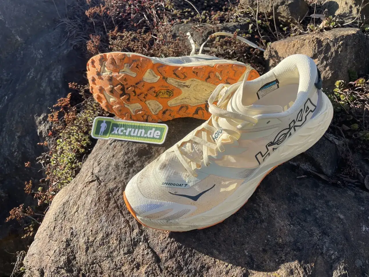 Hoka Speedgoat 7 Trailrunning-Schuhe, bereit für jedes Abenteuer. Die Sohle zeigt Spuren vergangener Läufe.