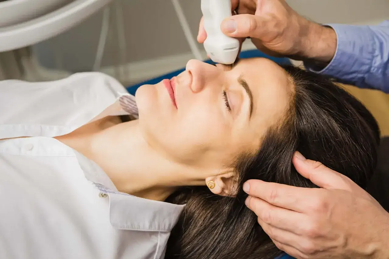 Ärzte untersuchen mit Ultraschall die Schläfenarterie, um eine Arteriitis temporalis zu diagnostizieren.