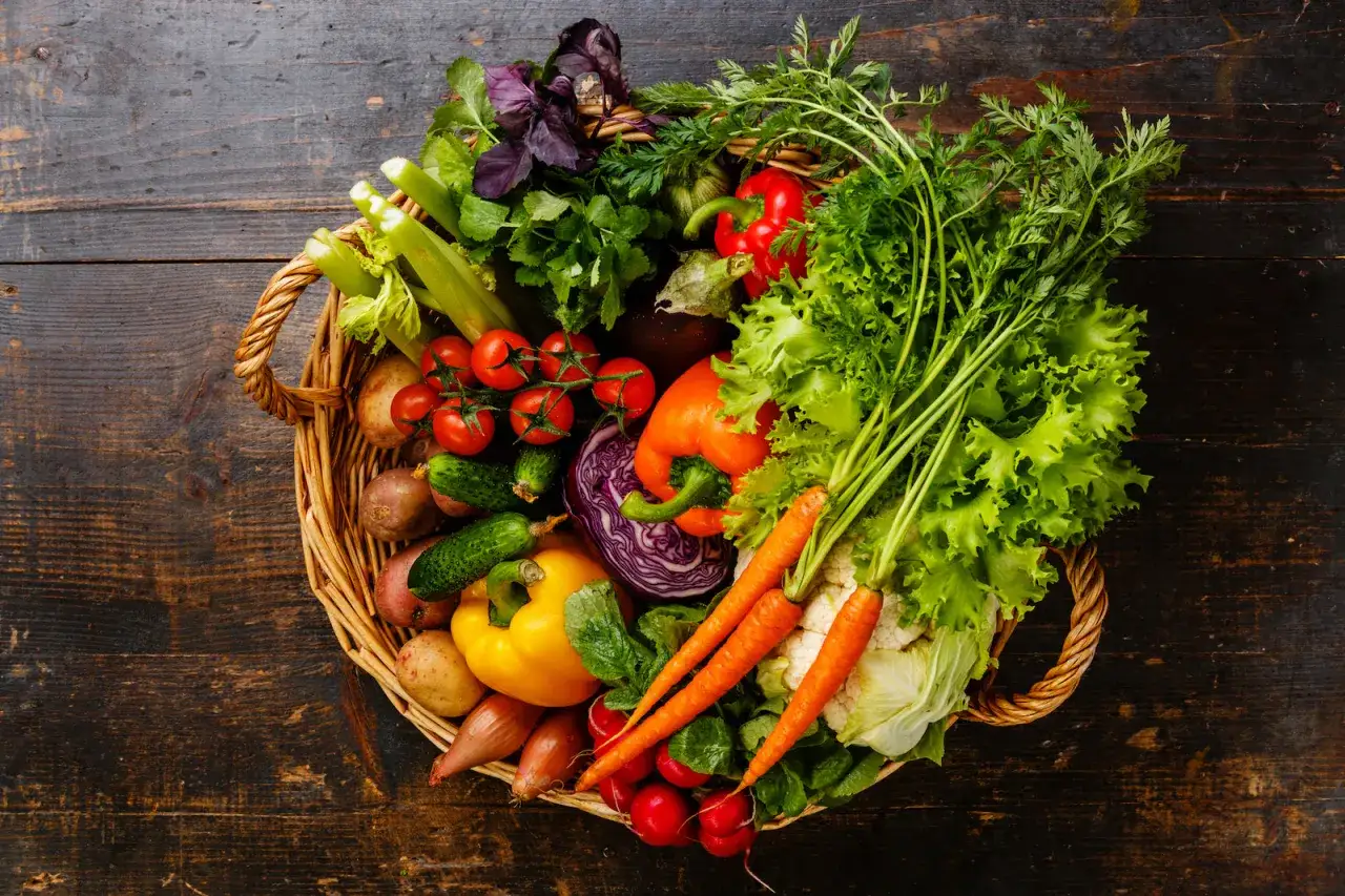 Panier garni de l&eacute;gumes frais : carottes, laitue, tomates, poivrons, choux, radis, concombres, oignons, pommes de terre. Id&eacute;al pour un calendrier semis m&acirc;che.