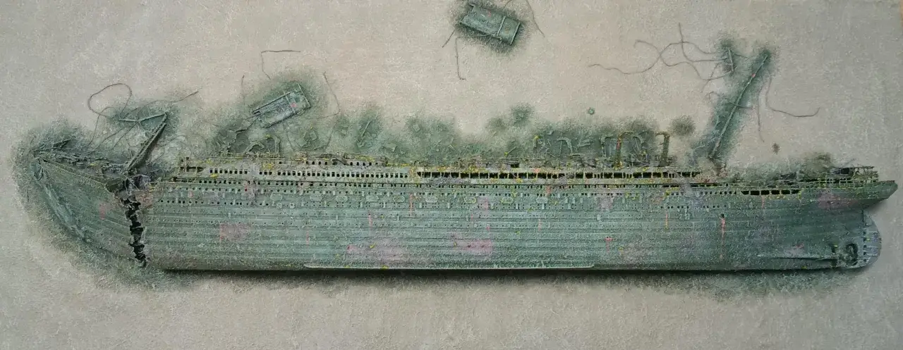 Model wraku statku Britannic, zniszczonego i pokrytego zielonym nalotem, leży na dnie morza.