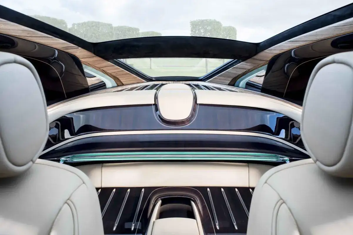 Luksusowe wnętrze Rolls-Royce Sweptail z drewnianymi panelami i skórzanymi siedzeniami.