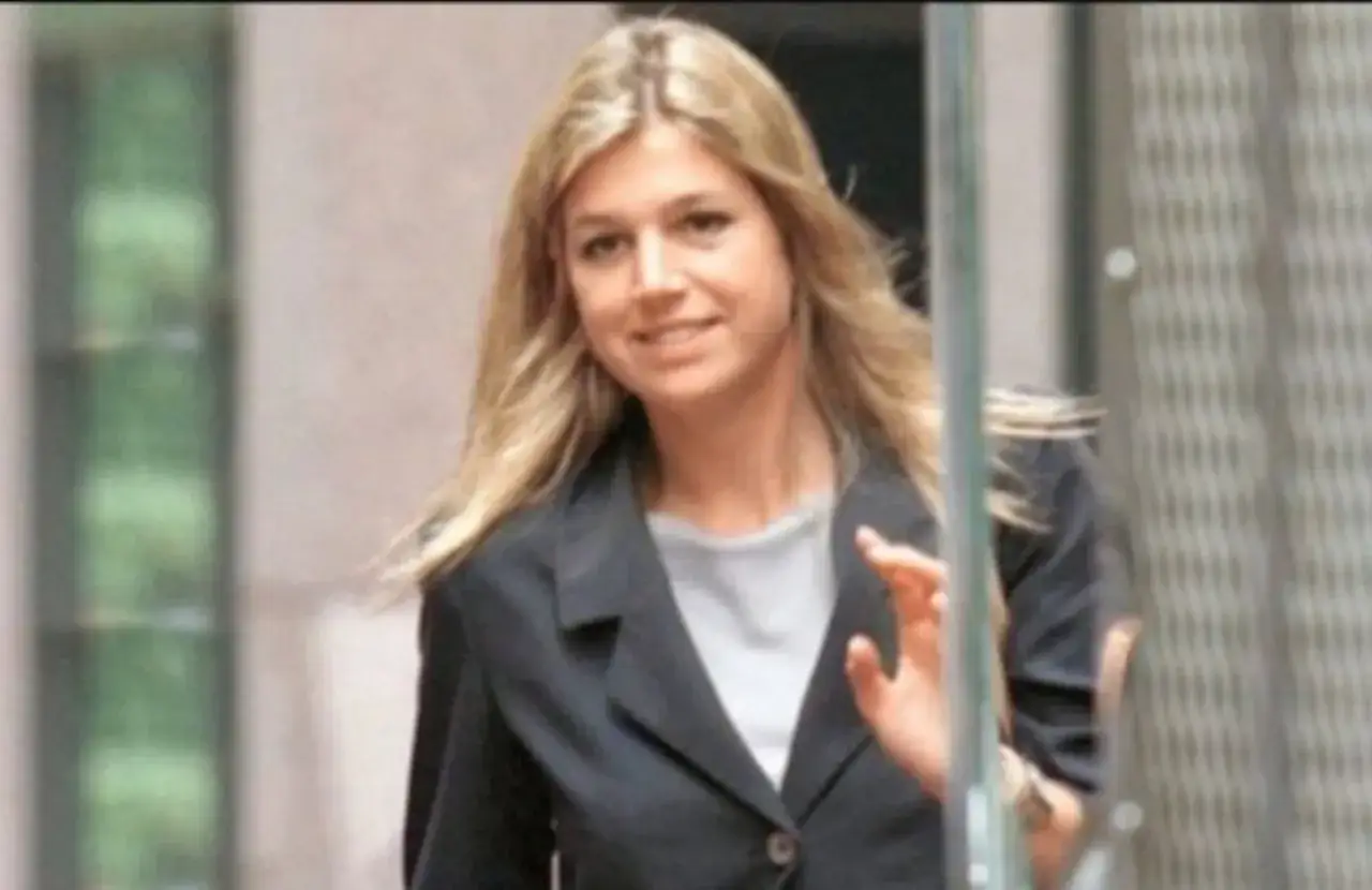 M&aacute;xima de Holanda joven, con su cabello rubio suelto y una sonrisa, viste un traje oscuro.