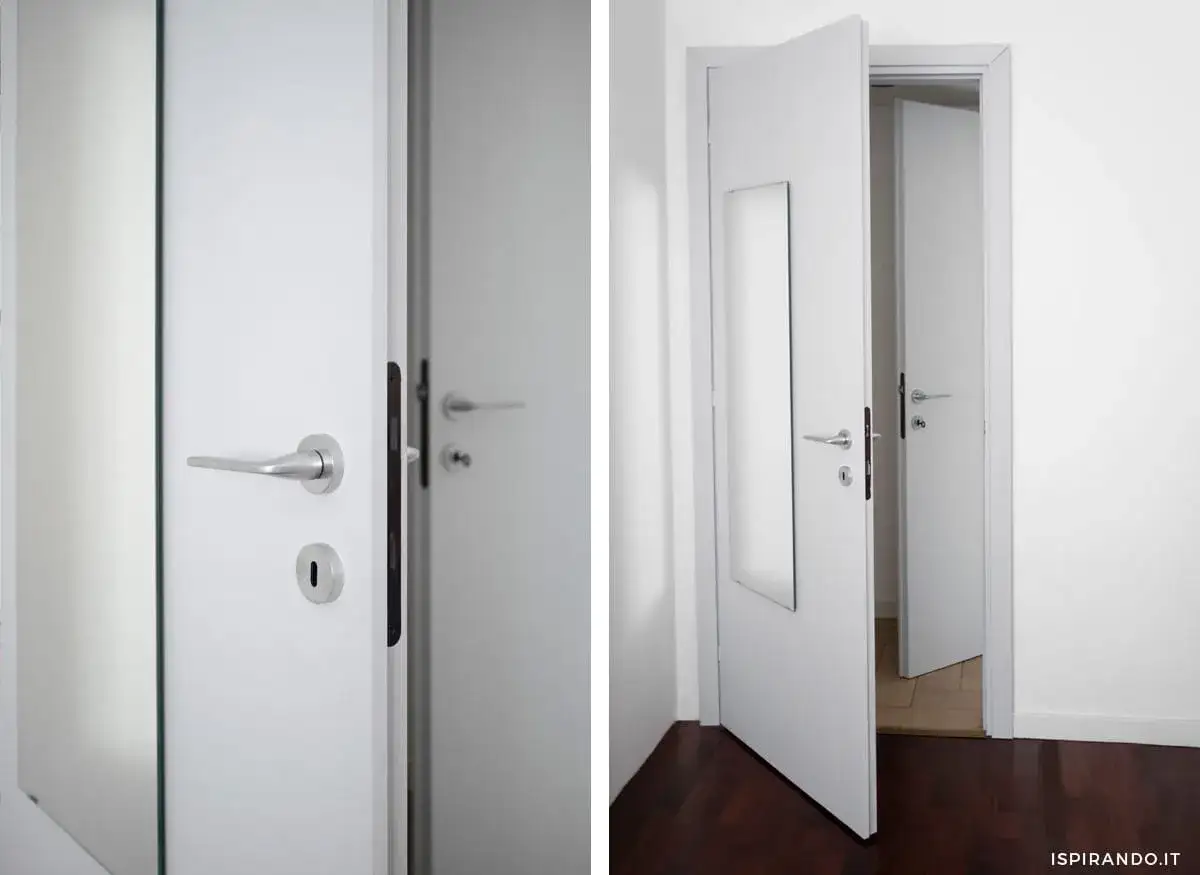 Dettagli di porte interne bianche, pronte per essere verniciate, con maniglie moderne e inserti a specchio.