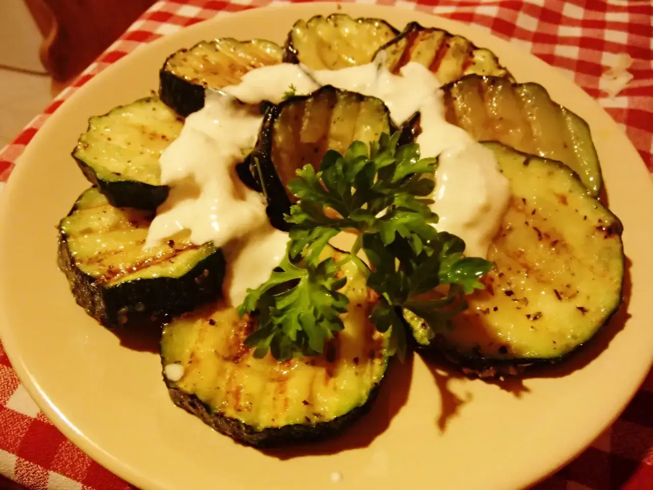 Grillowana cukinia z sosem czosnkowym i natką pietruszki. Idealny przepis na cukinię na grilla.