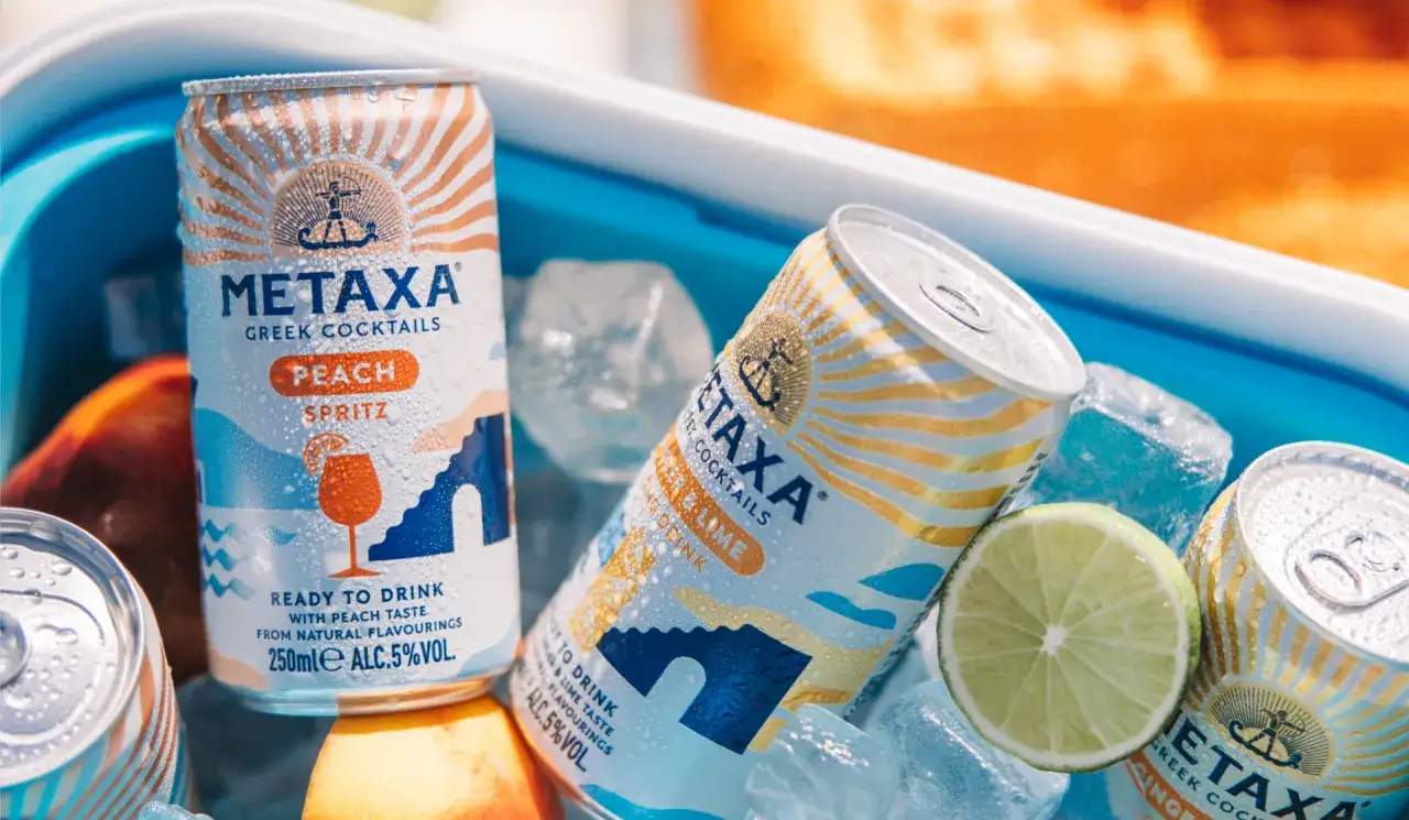 Metaxa z brzoskwinią i limonką w puszce, schłodzona z lodem i owocami. Idealna na lato, gdy zastanawiasz się, metaxa z czym pić.
