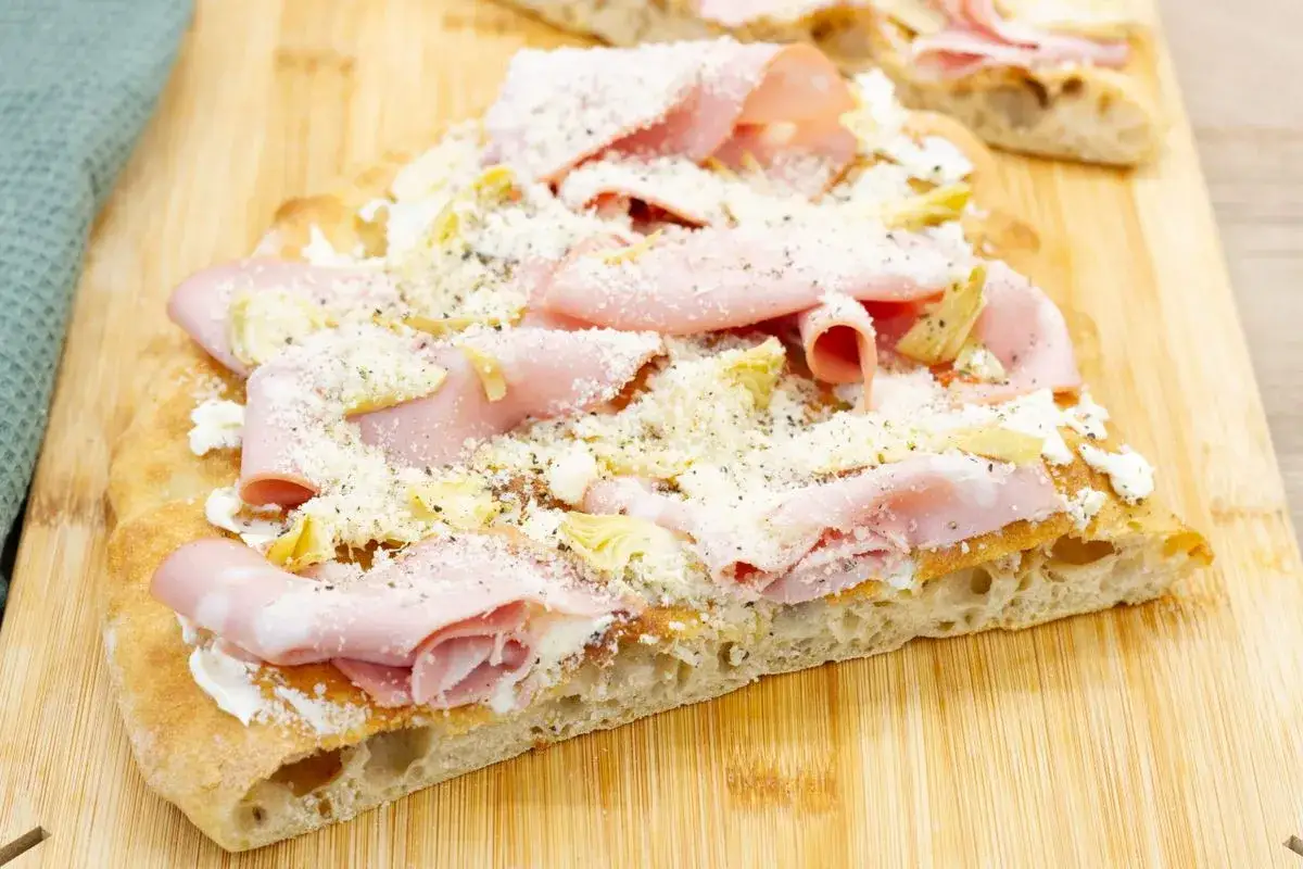 Pyszna pinsa z mortadelą, karczochami i parmezanem. Idealny przepis na pinsę, który zachwyci każdego.