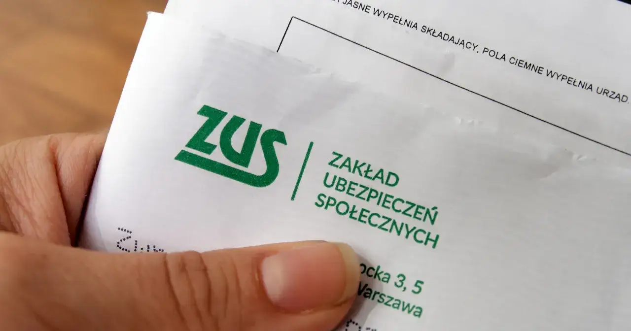 Dłoń trzyma dokument ZUS. Czy to pismo o najwyższą emeryturę w Polsce?