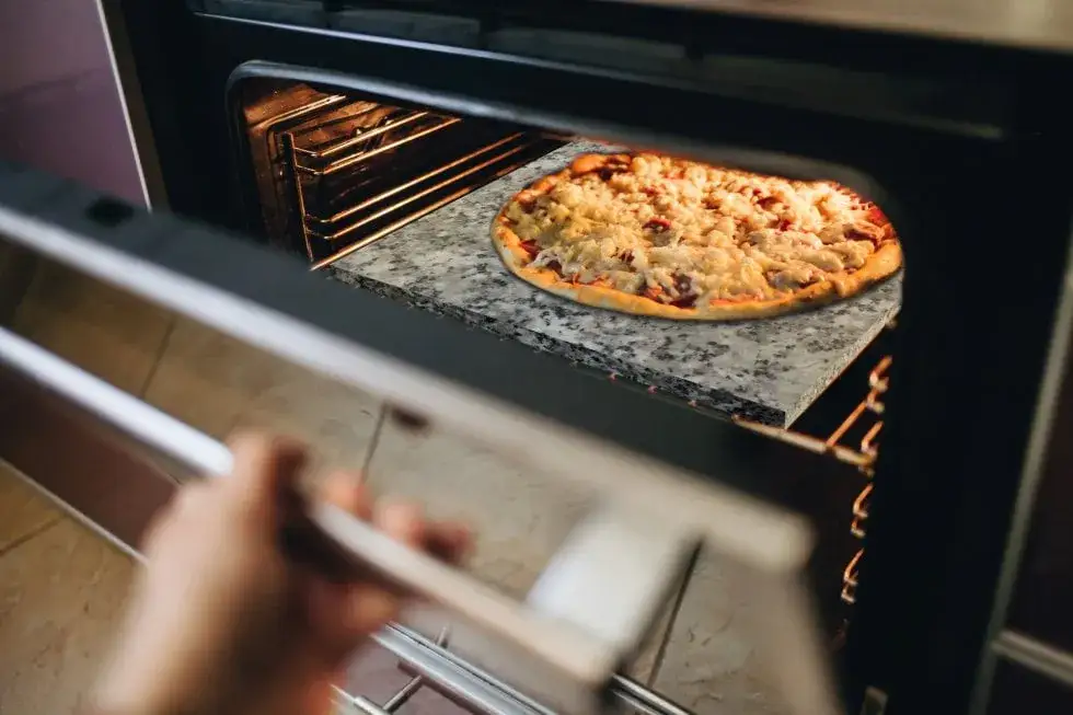 piekarnik z kamieniem do pizzy, pizza w piekarniku, chrupiąca sk&oacute;rka pizzy