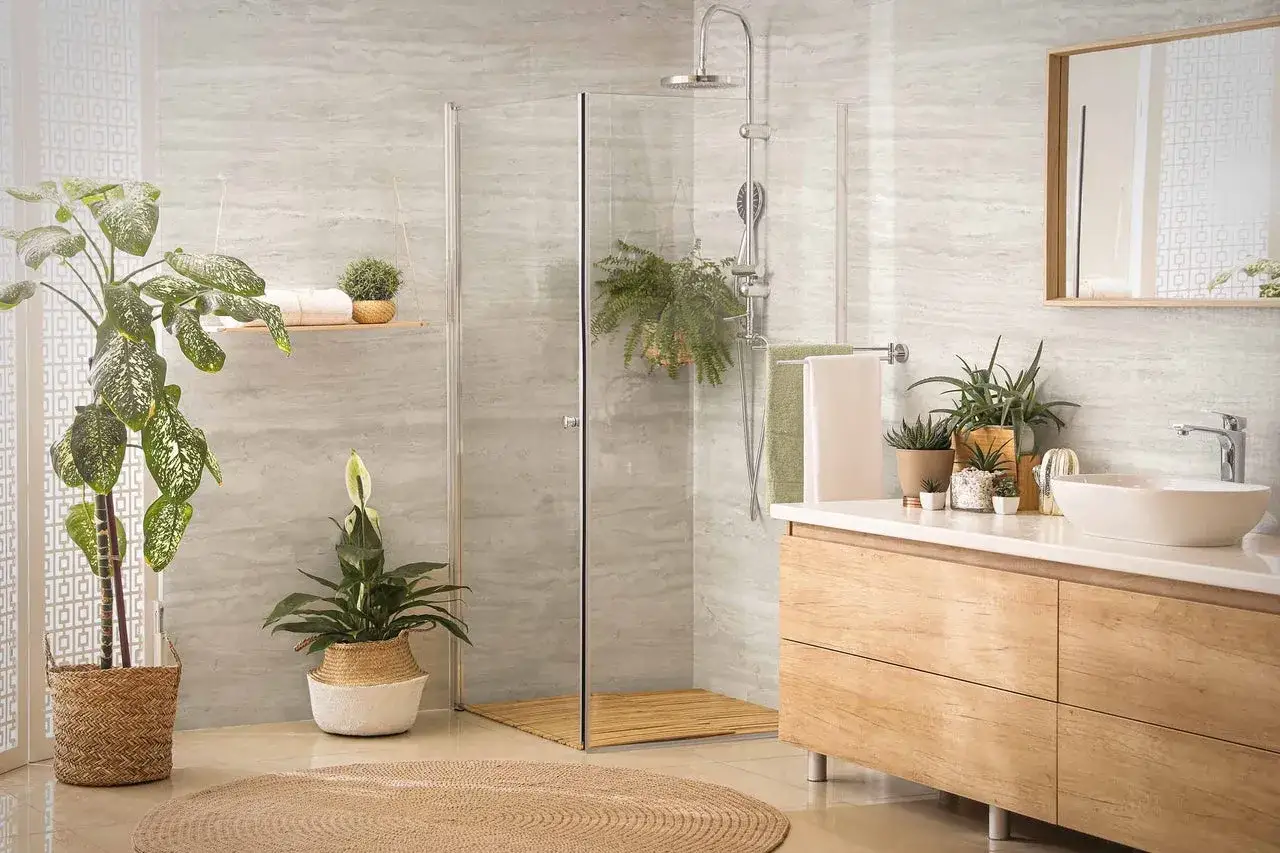 Modernes Bad mit Dusche und Waschbecken. Die Wandverkleidung ist eine stilvolle alternative zu Fliesen im Bad, erg&auml;nzt durch Pflanzen und Holzm&ouml;bel.