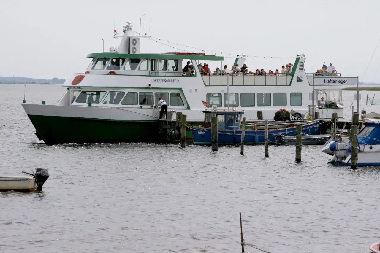 Großes Fahrgastschiff