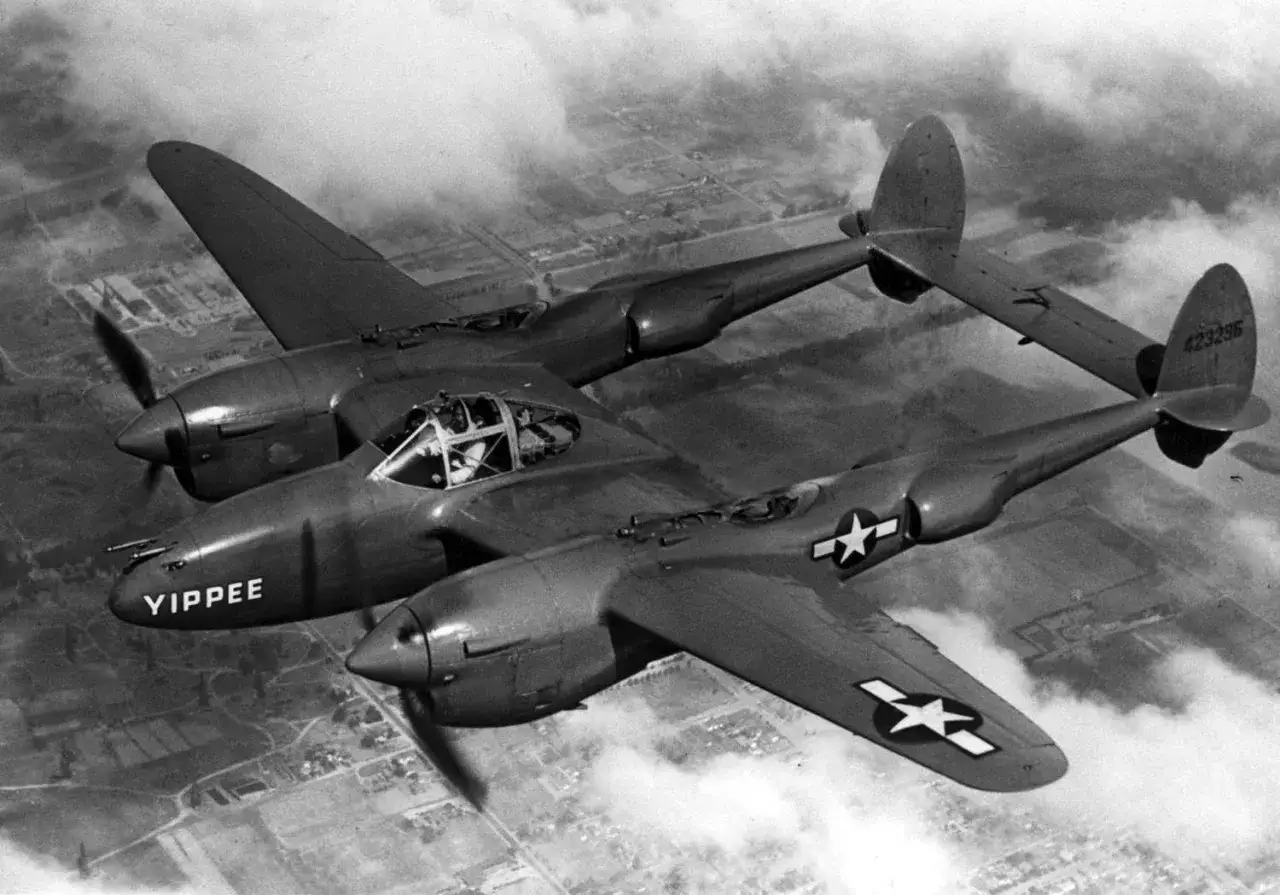 Ein P-38 Flugzeug,