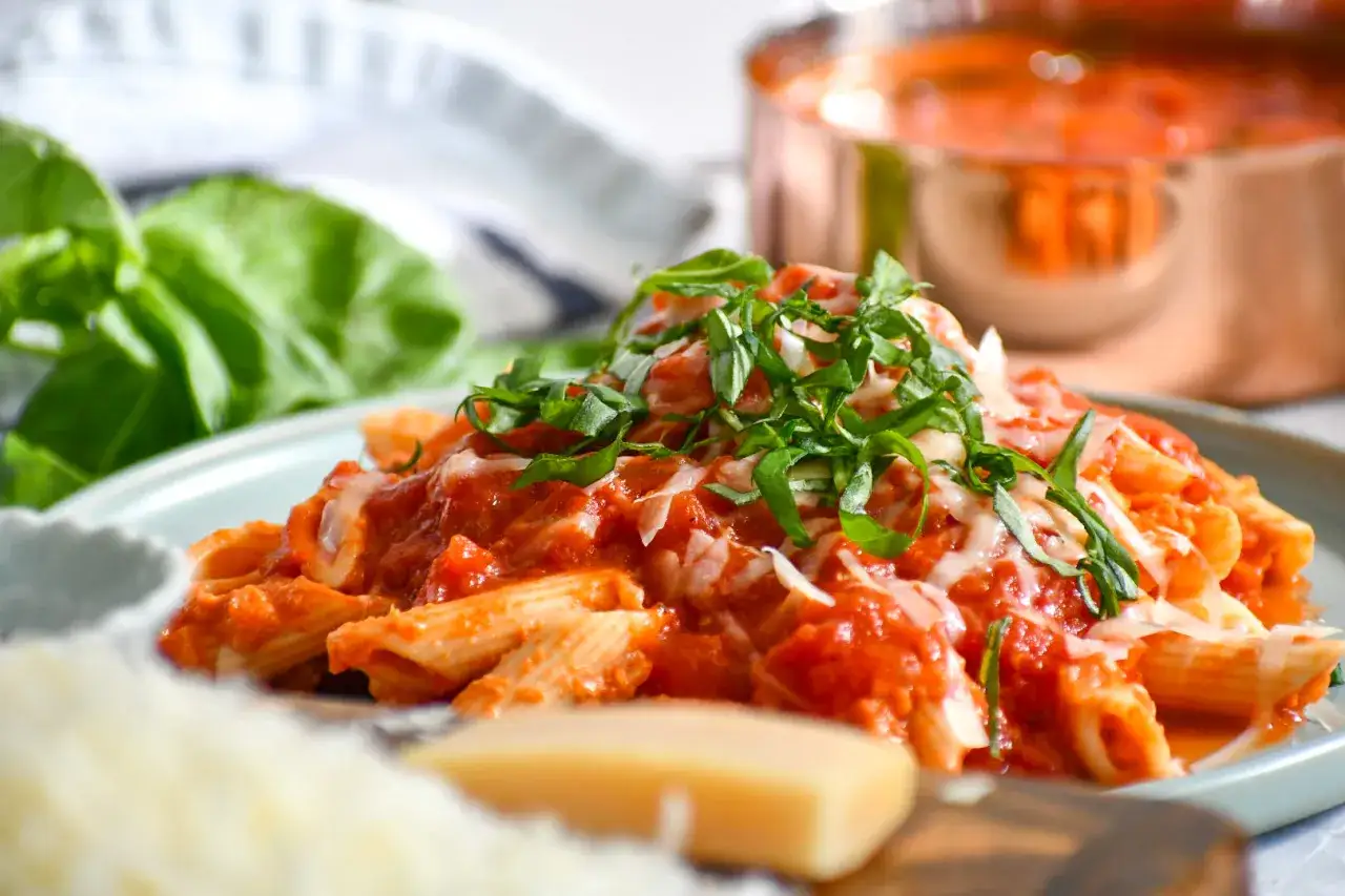Penne w pikantnym sosie pomidorowym z bazylią i parmezanem, idealne spaghetti arrabiata.
