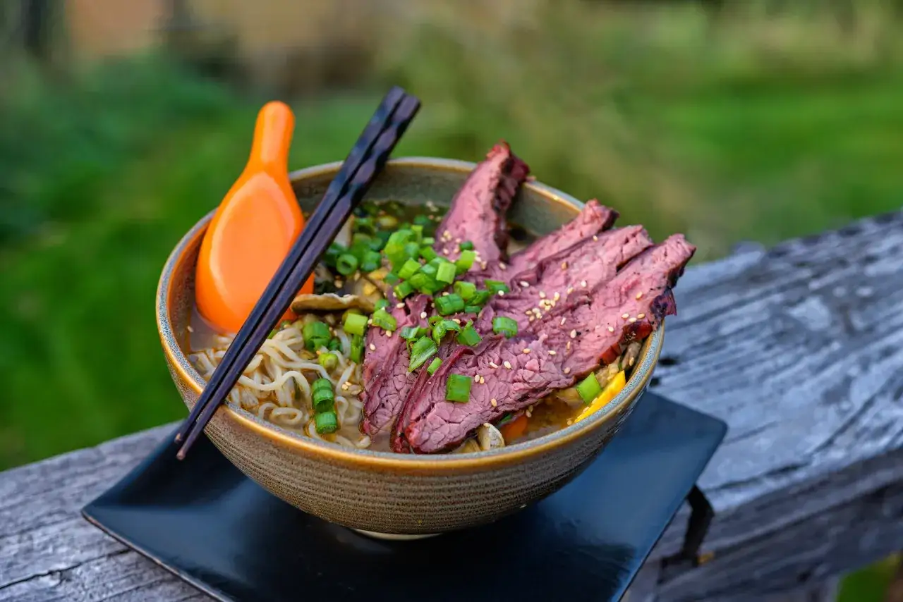 Herzhaftes Miso Ramen mit zartem Rindfleisch, garniert mit Fr&uuml;hlingszwiebeln und Sesam. Ein Genuss f&uuml;r die Sinne.