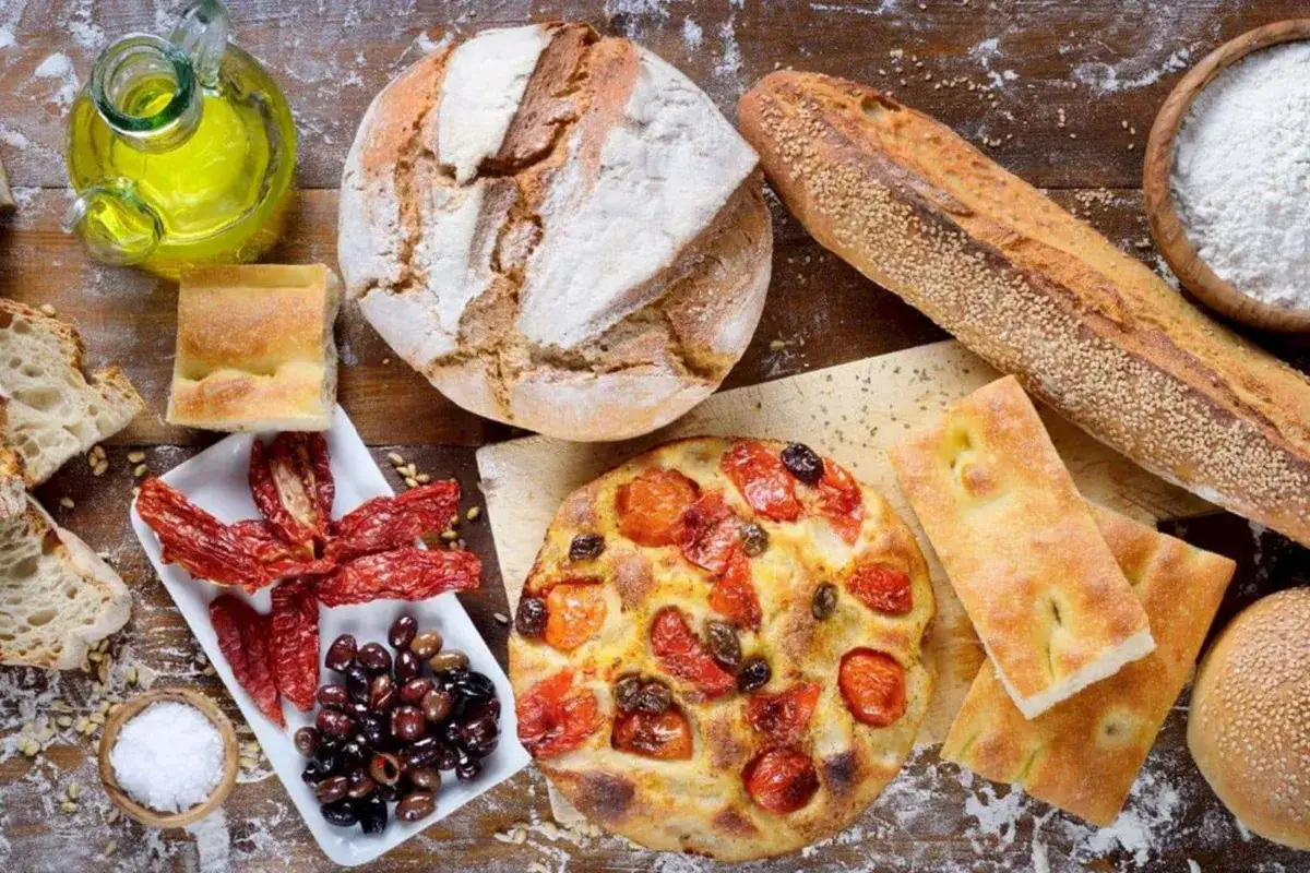 Pane, focaccia, pomodori secchi, olive e olio d'oliva: un assaggio dei prodotti tipici pugliesi.