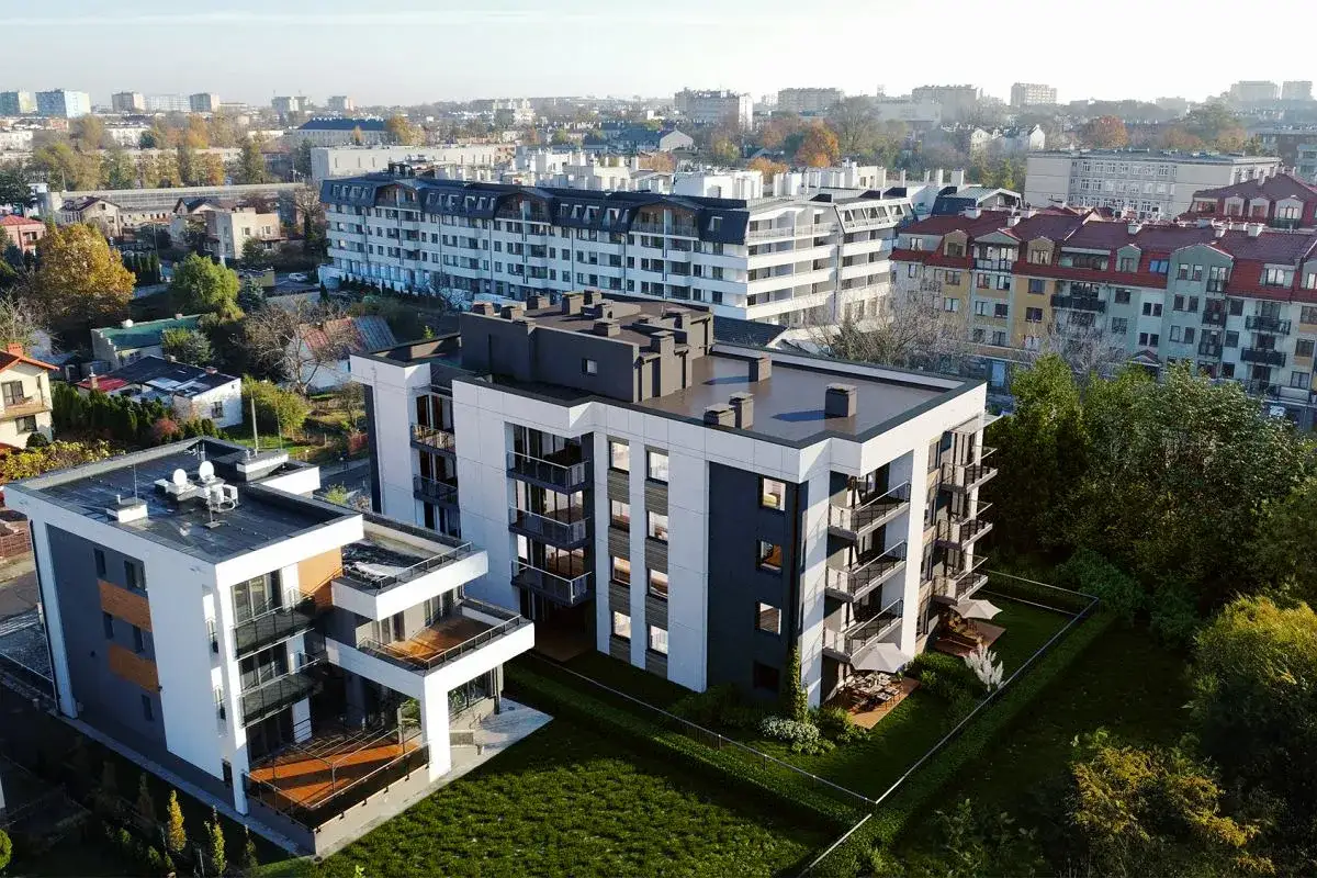 Nowoczesne budynki mieszkalne w Radomiu, idealne na inwestycje. Zieleń i balkony dodają uroku.