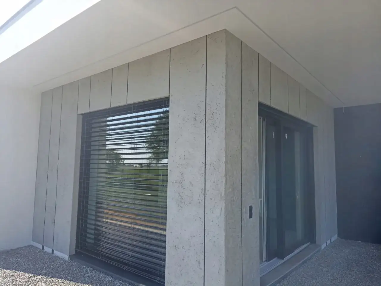 Nowoczesna struktura elewacyjna z płyt betonowych. Sprawdź, jaka jest jej cena i jak odmieni Twój dom.