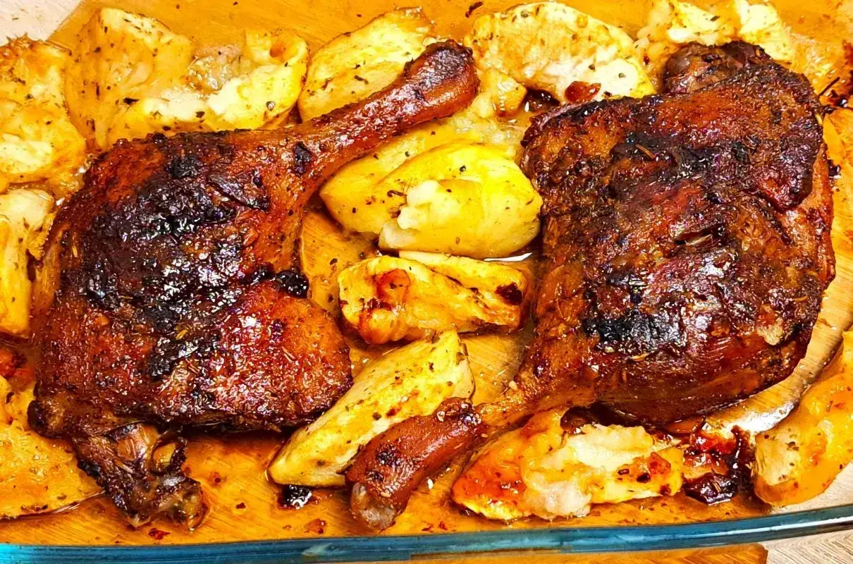 Chrupiące udko z kaczki pieczone z ziemniakami, skąpane w aromatycznym sosie.