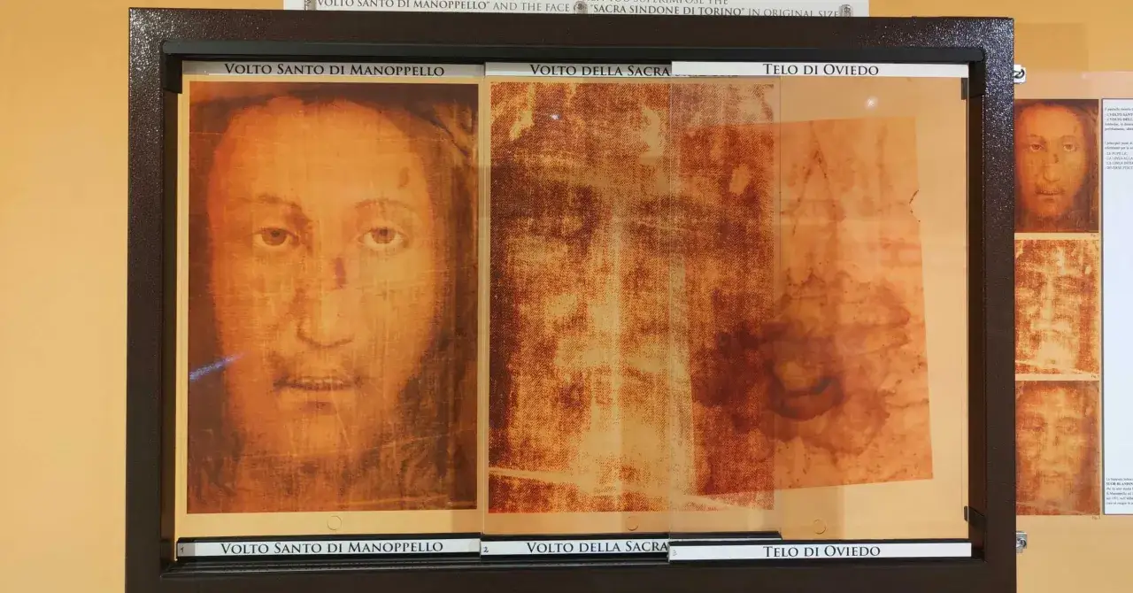 Volto Santo di Manoppello, Volto della Sacra Sindone e Telo di Oviedo affiancati. Un confronto visivo che esplora il volto di Cristo.