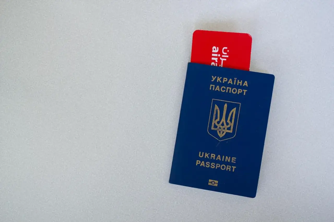 Ukraiński paszport z czerwoną kartą w środku. Czy do Egiptu potrzebny jest paszport? Tak, do podróży do Egiptu potrzebny jest paszport.
