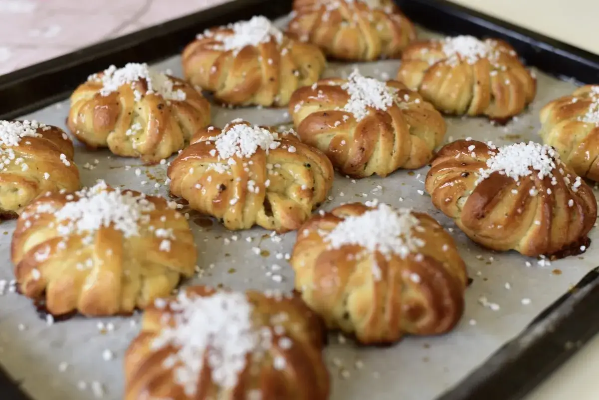 Fredriks fika: nybakade kanelbullar med kardemumma och p&auml;rlsocker p&aring; en pl&aring;t.