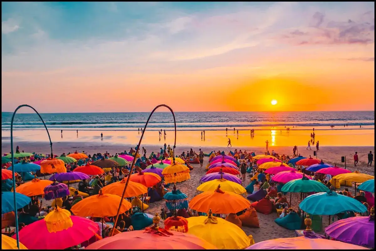 Zach&oacute;d słońca na plaży w Seminyak na Bali. Kolorowe parasole i pufy tworzą radosną atmosferę.