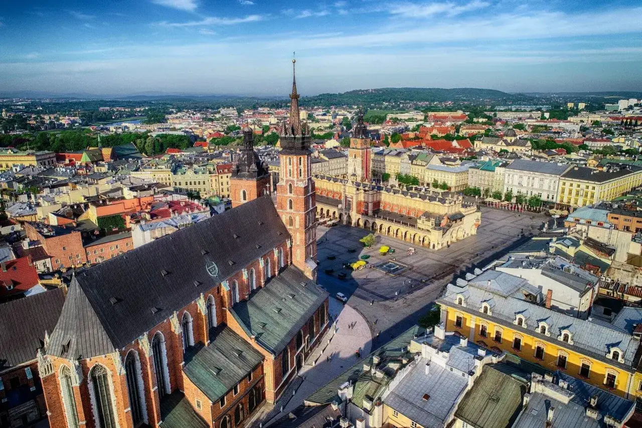 Widok z lotu ptaka na Rynek Główny w Krakowie, z Bazyliką Mariacką i Sukiennicami. Stare miasto w Krakowie zachwyca o poranku.