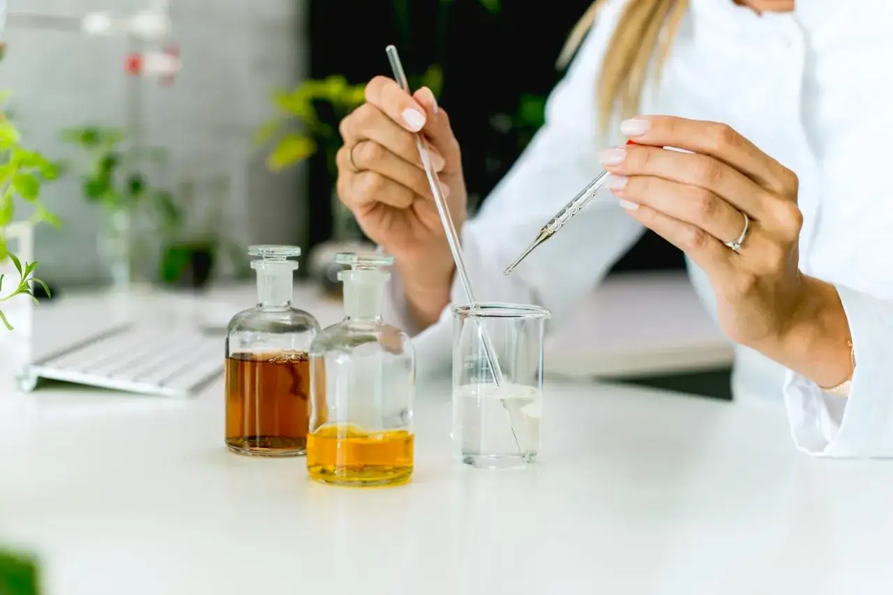 Tworzenie zapachu: kropla po kropli, tworzona jest esencja perfum. W laboratorium, wśr&oacute;d buteleczek z płynami, powstaje magia zapachu.
