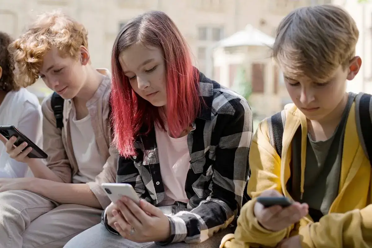 Młodzież pochłonięta smartfonami. Ciekawe, od ilu lat jest Facebook, skoro tak bardzo wciąga?