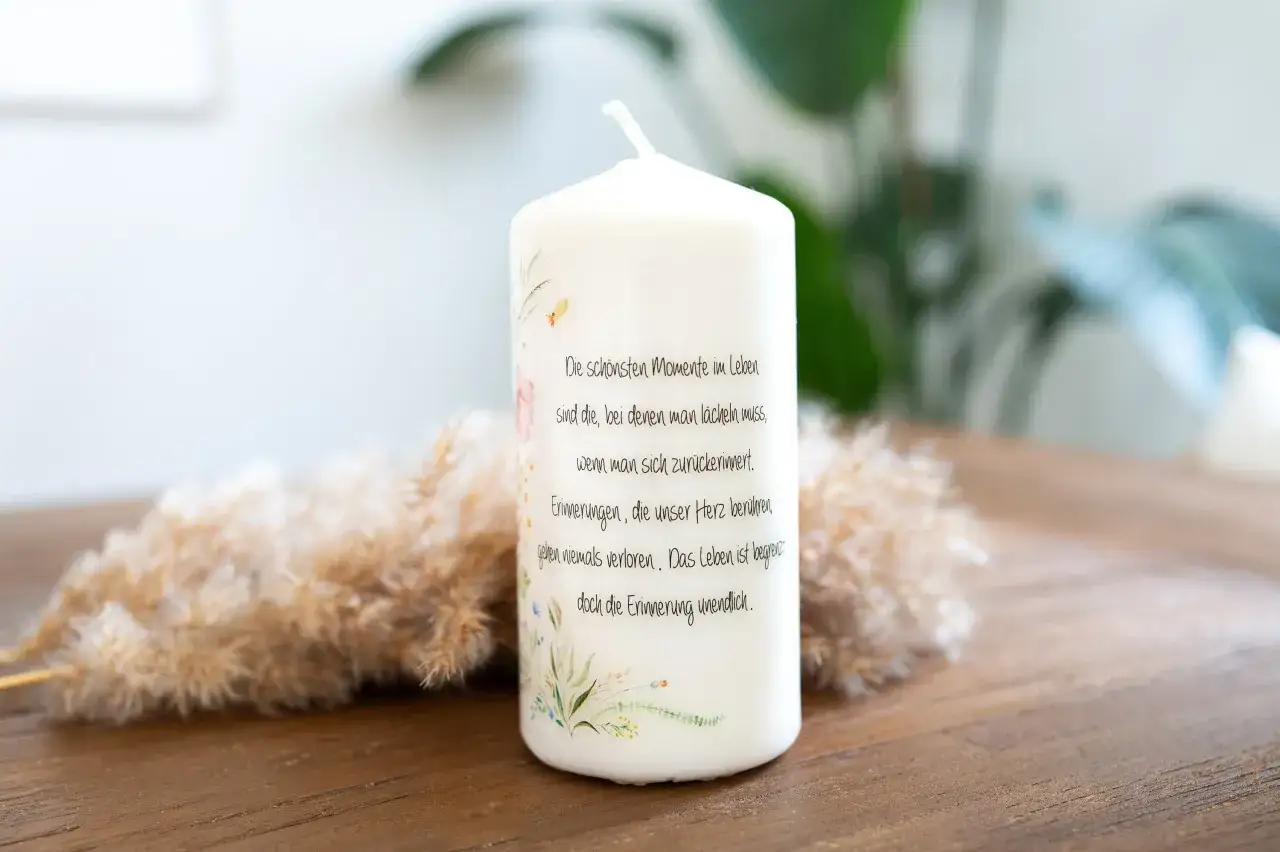 Wei&szlig;e Kerze mit Spruch &uuml;ber Erinnerungen, passend f&uuml;r Kinderbeerdigung Ideen. Sanfte Blumenranken zieren die Kerze.