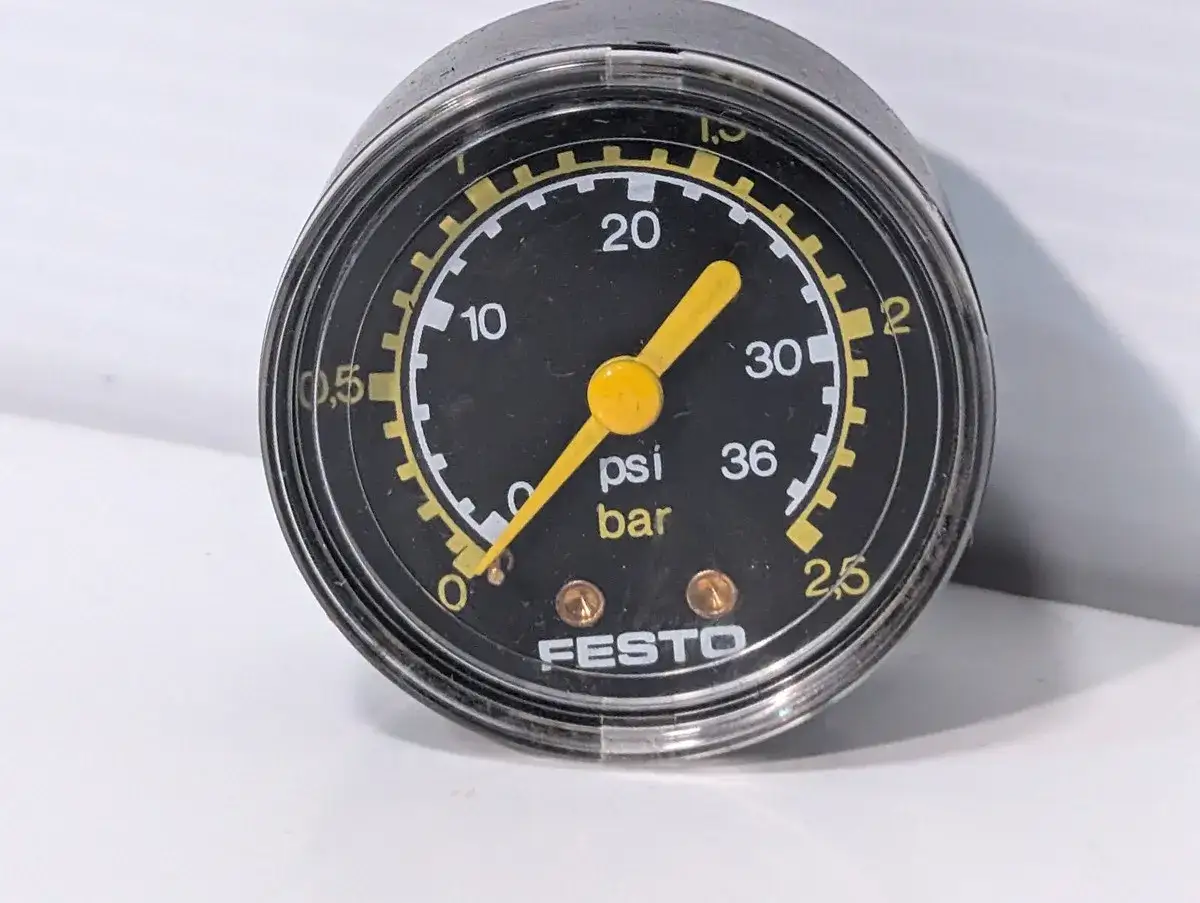Manómetro Festo con escala en psi y bar. La aguja amarilla indica una lectura de aproximadamente 15 psi o 1 bar.