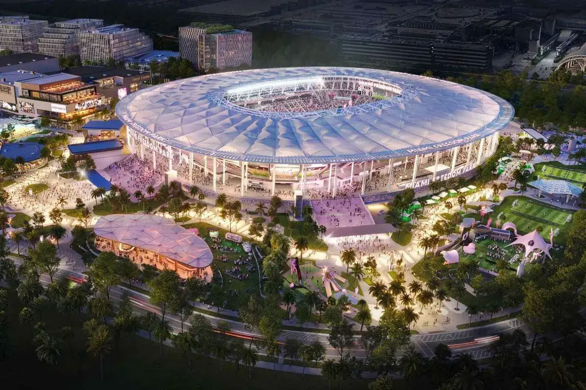 Nowoczesny inter miami stadium otoczony zielenią i budynkami, z tłumami ludzi wokół.