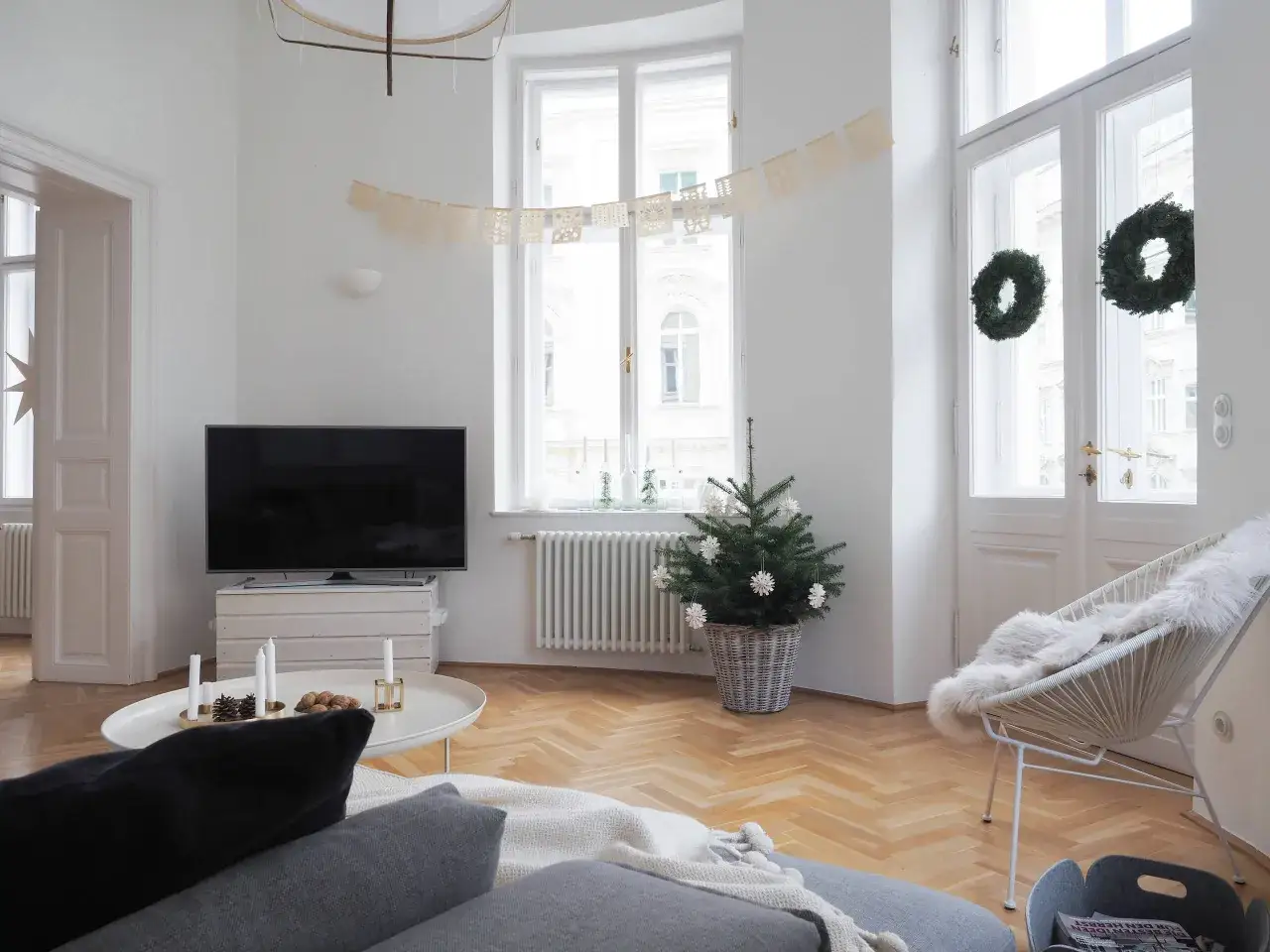 Vardagsrum med julst&auml;mning. Liten gran, kransar och ljus ger inspiration f&ouml;r jul inredning.