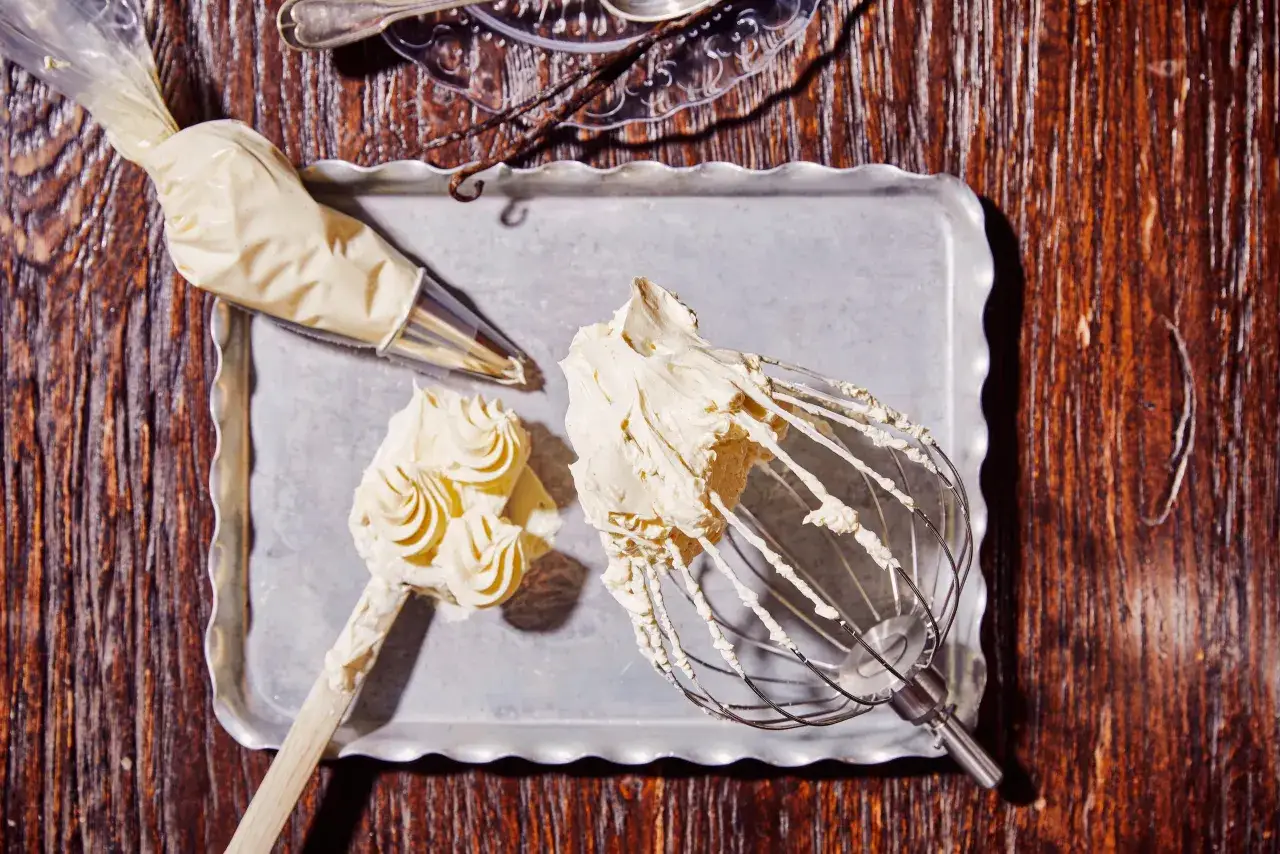 Ganache vanille sans chocolat blanc : une recette Marmiton facile. Cr&egrave;me onctueuse pr&ecirc;te &agrave; &ecirc;tre dress&eacute;e.