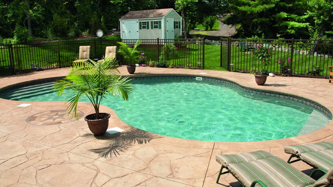 Piscina de obra con agua cristalina, rodeada de un patio de piedra y tumbonas. Ideal para relajarse. &iquest;Cu&aacute;nto cuesta una piscina de obra?