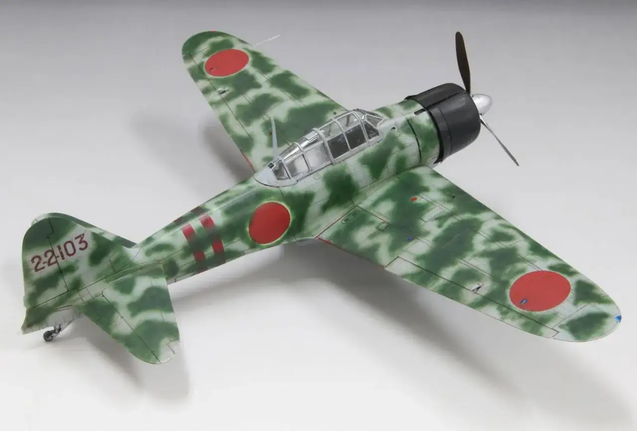 Modell eines Mitsubishi-Flugzeugs im Tarnmuster. Die Kennung