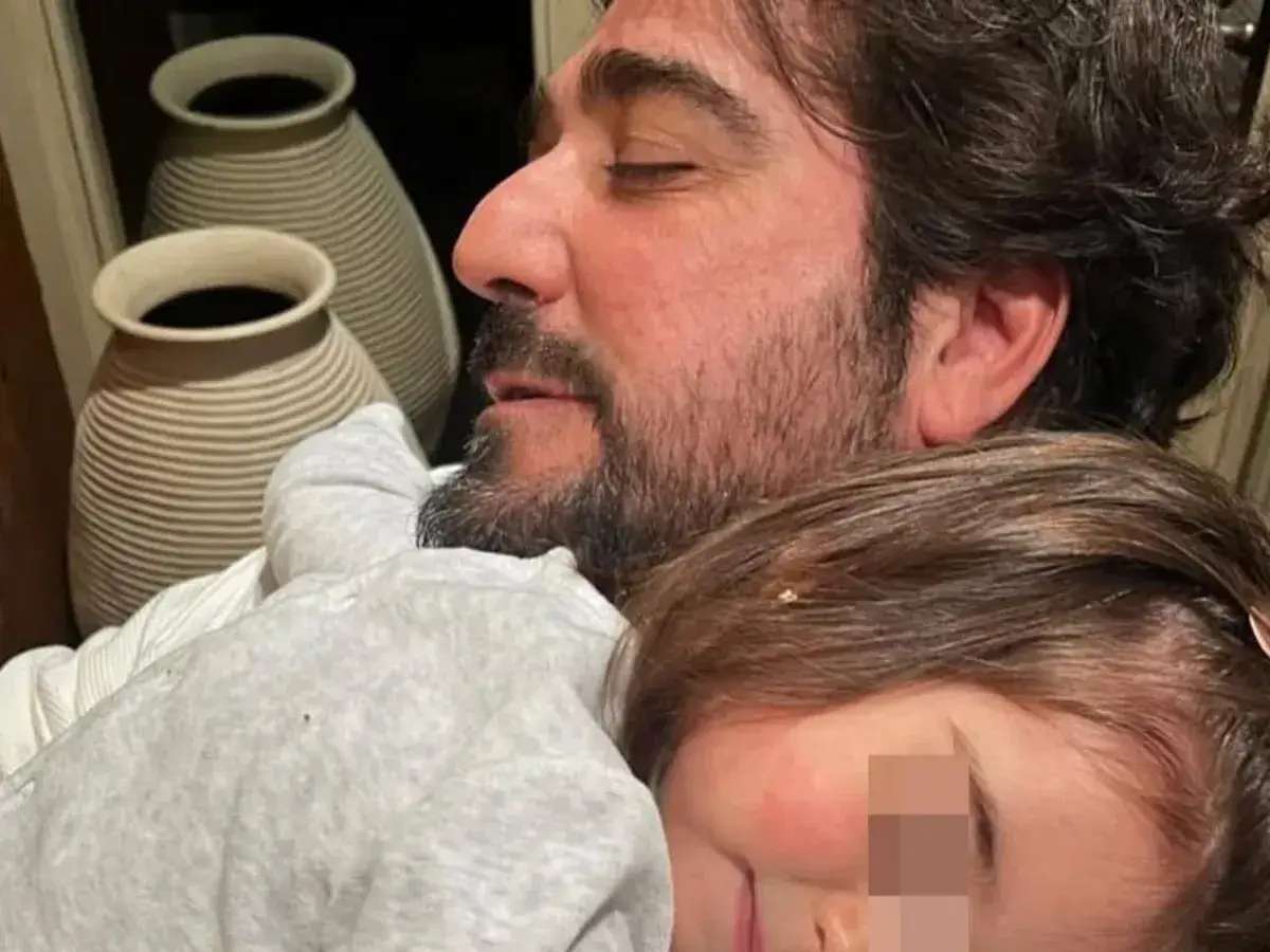 Un tierno abrazo de la pareja de Antonio Orozco con su hija, ambos duermen pl&aacute;cidamente.