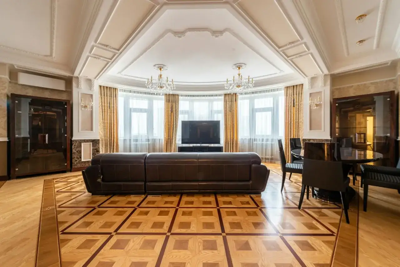 Elegancki salon z wygodną kanapą, stołem i krzesłami. Idealne miejsce na **najem krótkoterminowy bez działalności**.