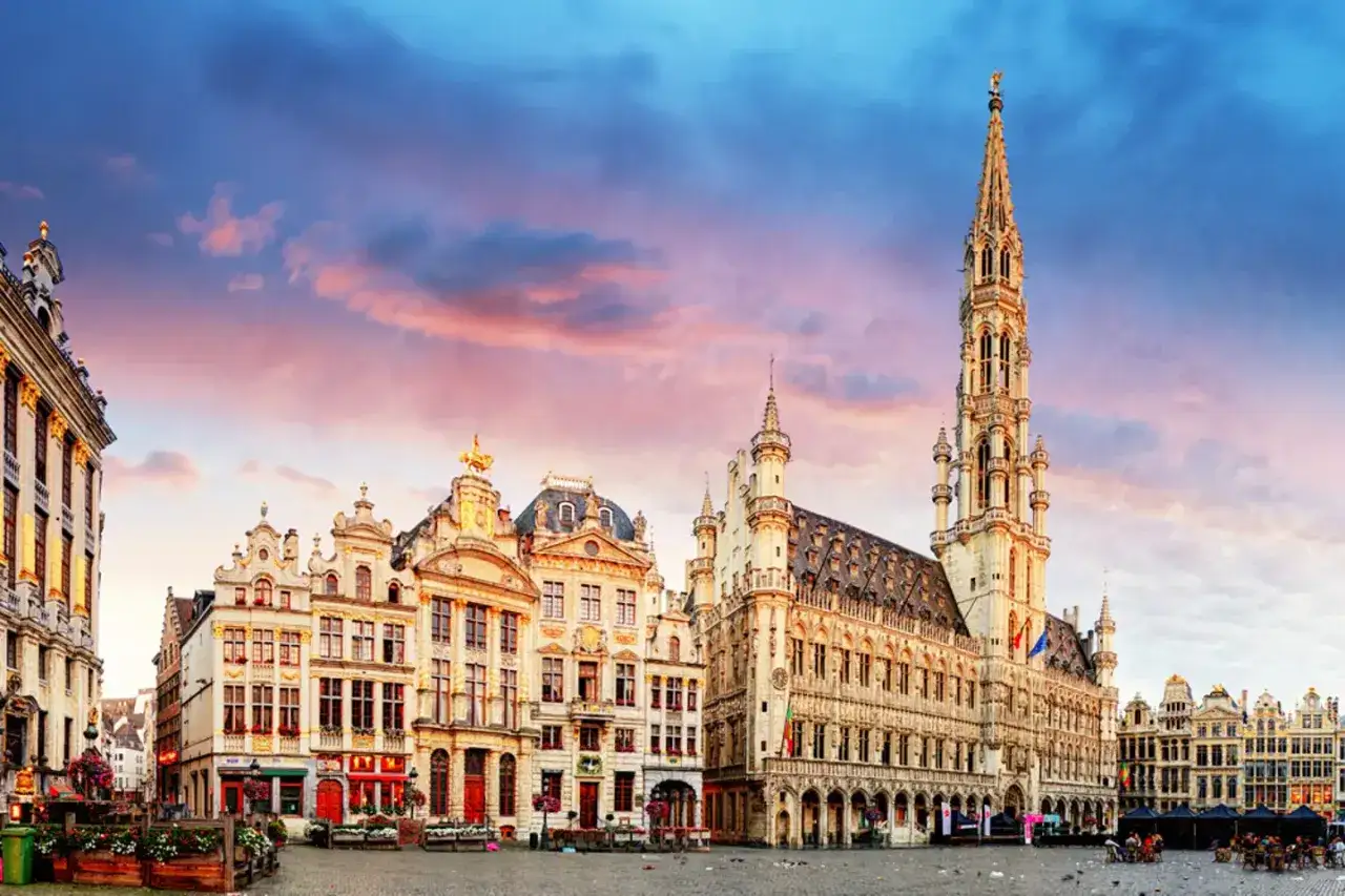 Grand Place di Bruxelles al tramonto, un'idea perfetta per cosa vedere a Bruxelles in 3 giorni.
