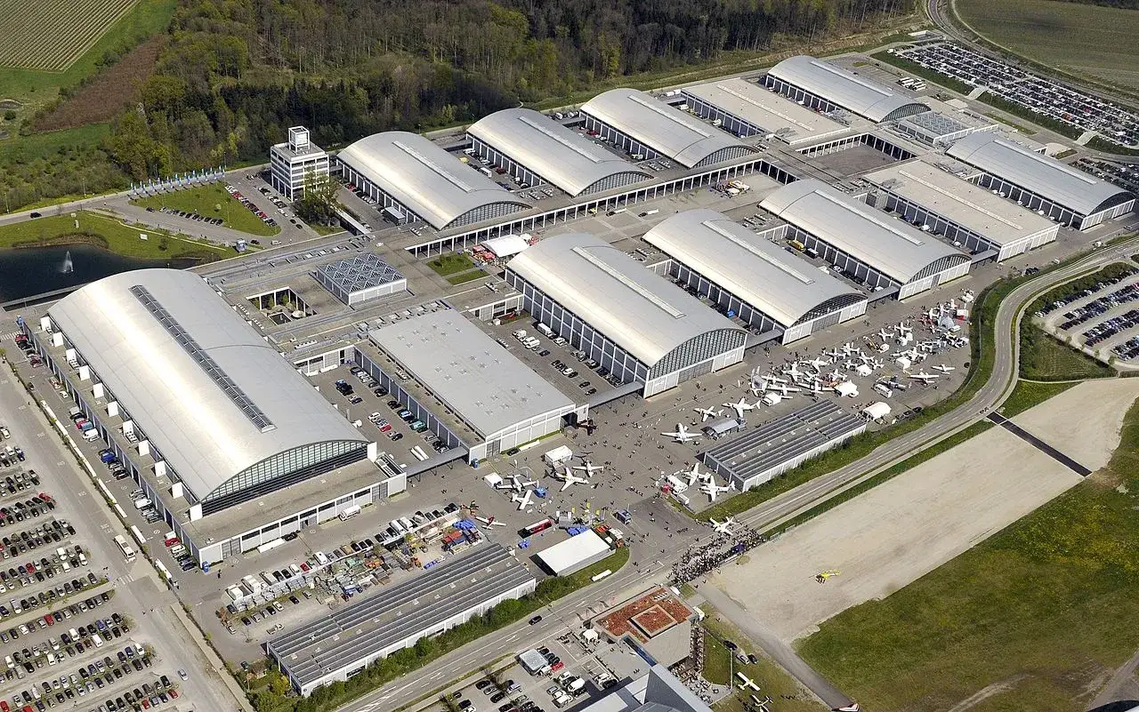 Luftaufnahme eines Messegeländes mit vielen Flugzeugen und Hallen, wie in einem **Flieger Magazin** zu sehen.