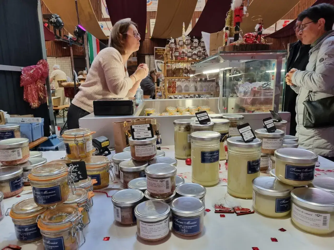 Des bocaux de foie gras et de pâté de canard, avec des étiquettes indiquant