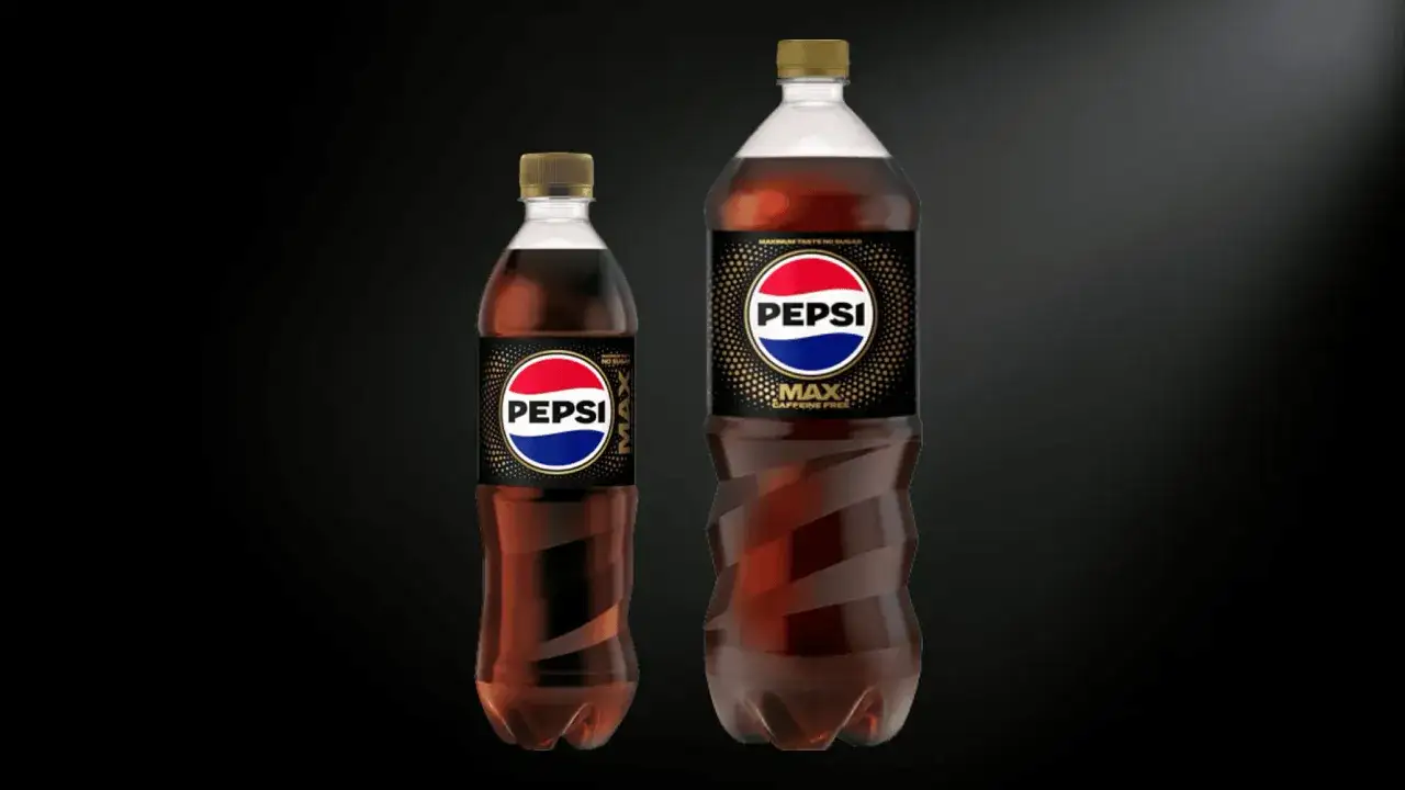 Två flaskor Pepsi Max Caffeine Free. Den mindre flaskan har texten