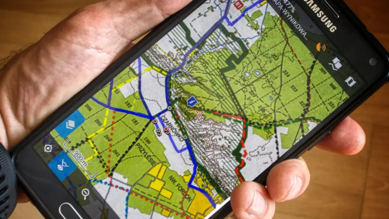 Smartfon z mapą turystyczną w sudeckich lasach. Sprawdzamy, jakie aplikacje mapowe najlepiej działają w sudeckich lasach, by nie zgubić szlaku.