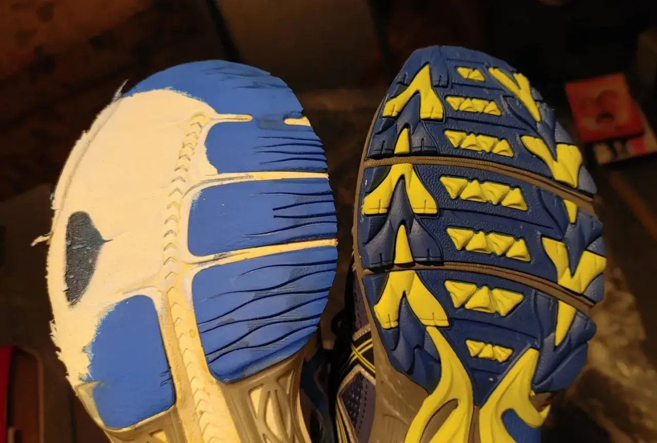 Suola scarpa running usurata a sinistra, nuova a destra. Capire ogni quanto cambiare scarpe running &egrave; fondamentale per la sicurezza.