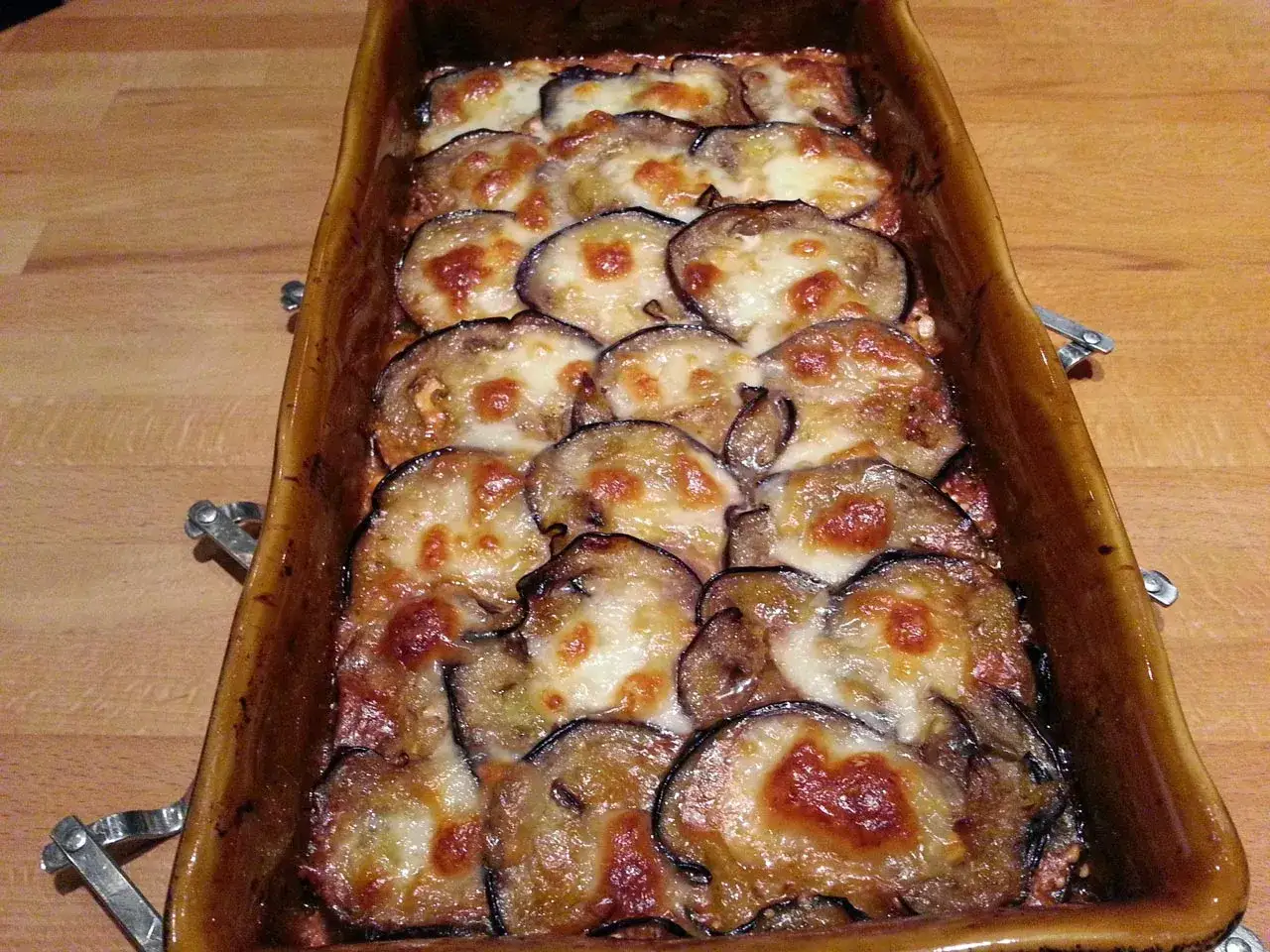 Aubergines gratin&eacute;es, une d&eacute;licieuse recette aubergine viande hach&eacute;e, pr&ecirc;te &agrave; &ecirc;tre d&eacute;gust&eacute;e.