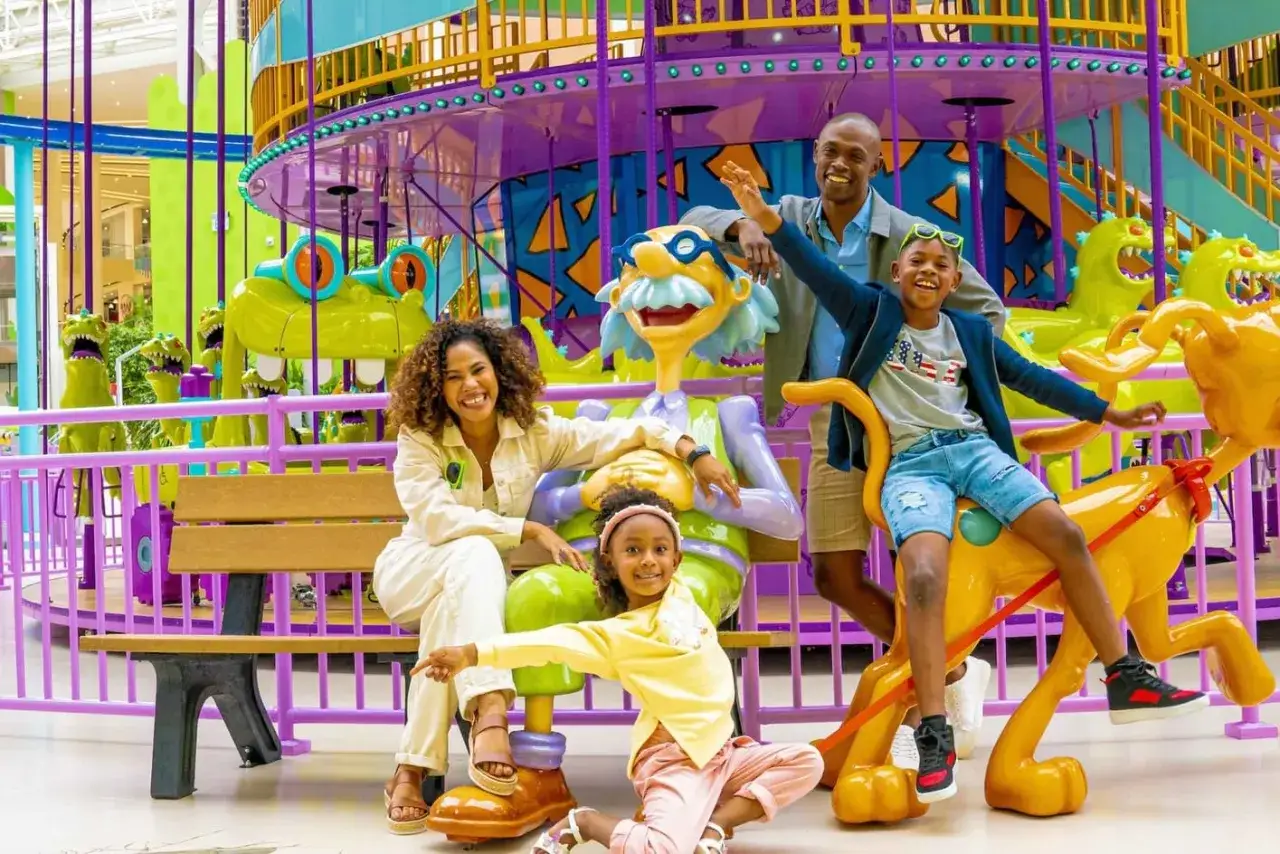 Familia disfrutando de un d&iacute;a divertido en un parque tem&aacute;tico, una experiencia genial de Nueva York con ni&ntilde;os.