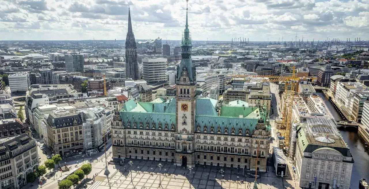 Hamburgs Rathaus, ein beeindruckendes Geb&auml;ude, das an eine Reise mit dem Hamburg Budapest Zug erinnert.