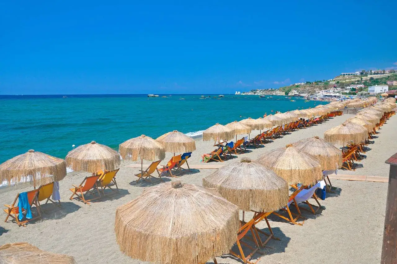 Spiaggia attrezzata con ombrelloni e lettini, ideale per godersi il mare. Hotel San Valentino Ischia: la distanza dal mare è minima, perfetta per una vacanza rilassante.