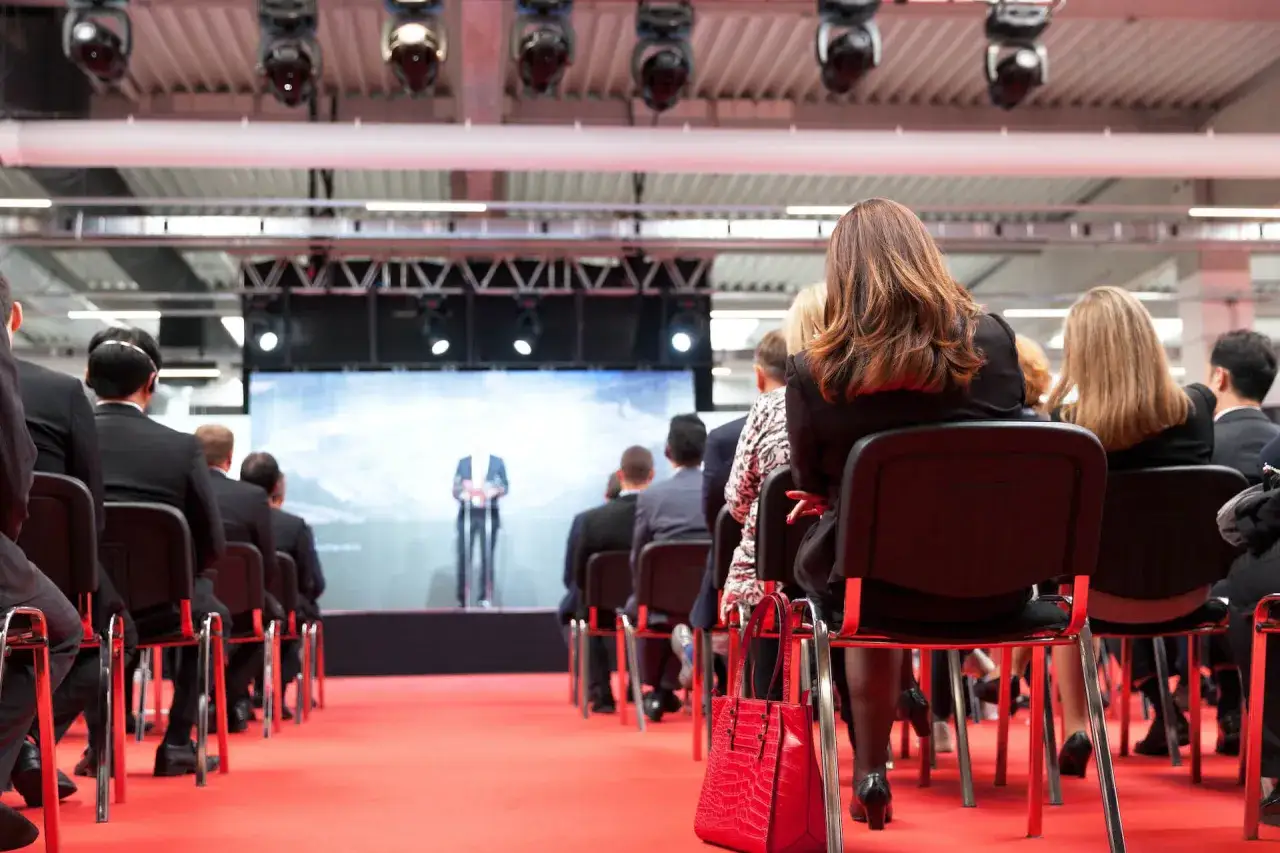 Publikum bei einer Veranstaltung, die auf ein erfolgreiches Eventmanagement Master-Studium hindeutet.